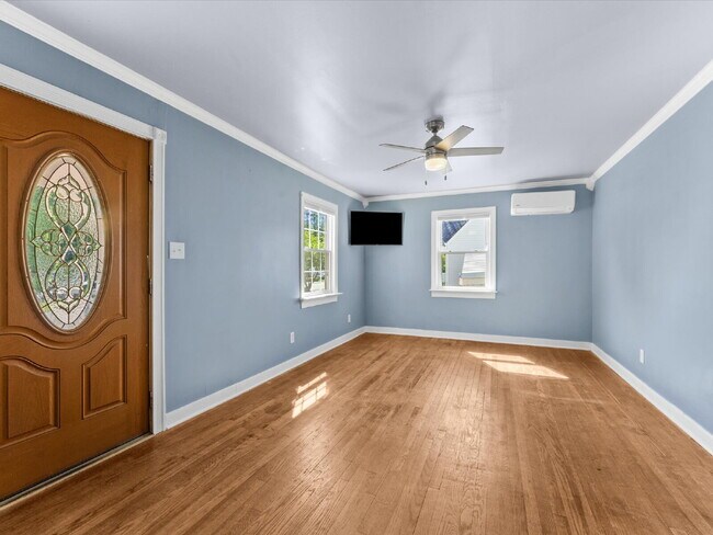 Foto del edificio - 7602 Woodman Rd