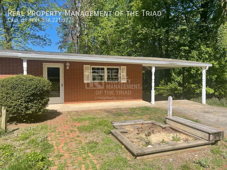 Primary Photo - 2bd/1ba Duplex Unit in Winston Salem w/ Wa...
