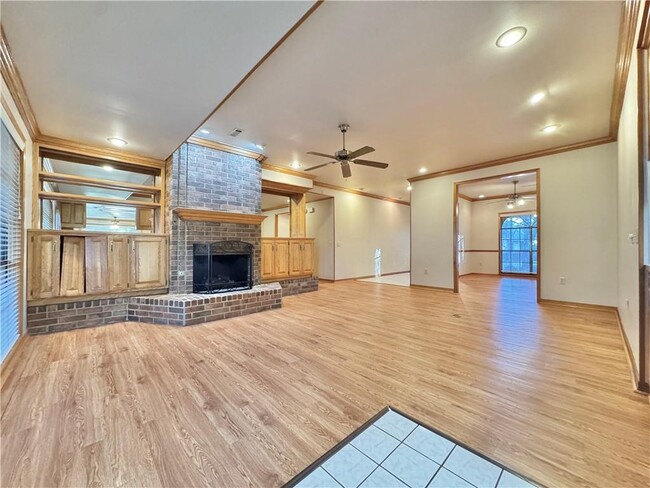 Building Photo - 742 E Birwin St