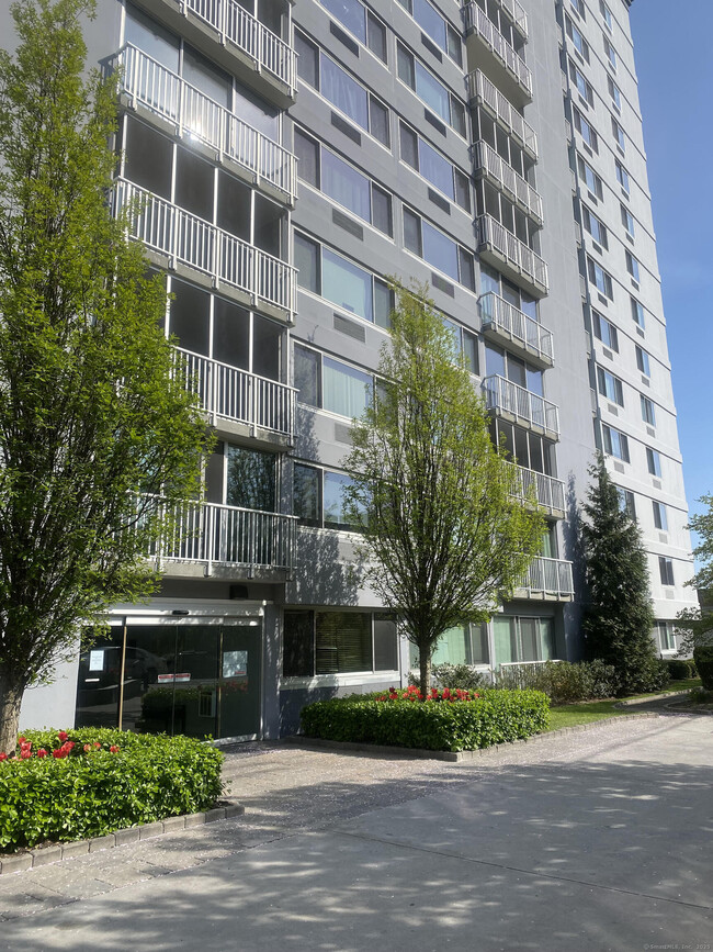 Foto del edificio - 1 Strawberry Hill Ave