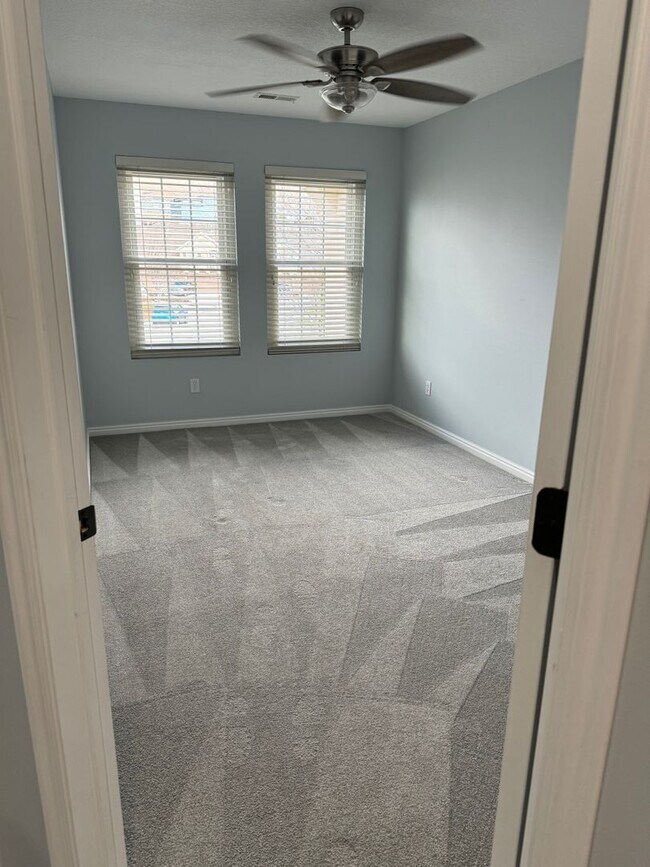 Building Photo - Townhouse with Spacious layout and convien...