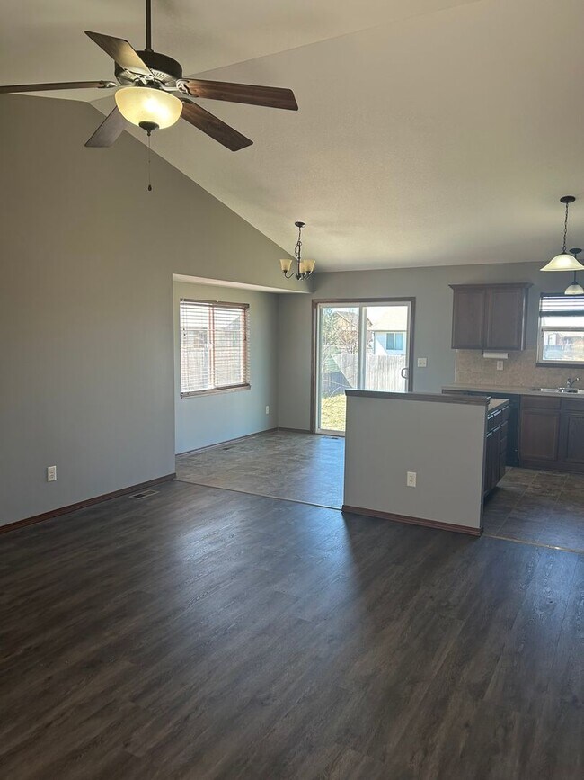 Foto del edificio - Derby 4 bedroom Home - Privacy Fence Comin...