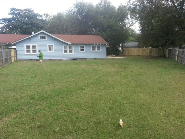 Foto del edificio - Large 4 bedroom 2 bathroom with huge privacy fenced back yard