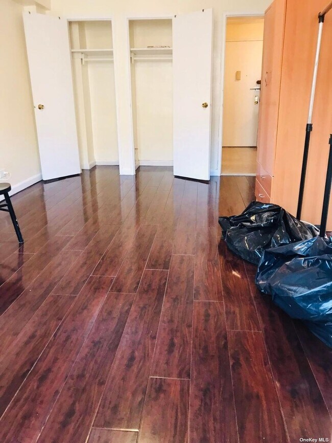 Building Photo - 83-30 Vietor Ave