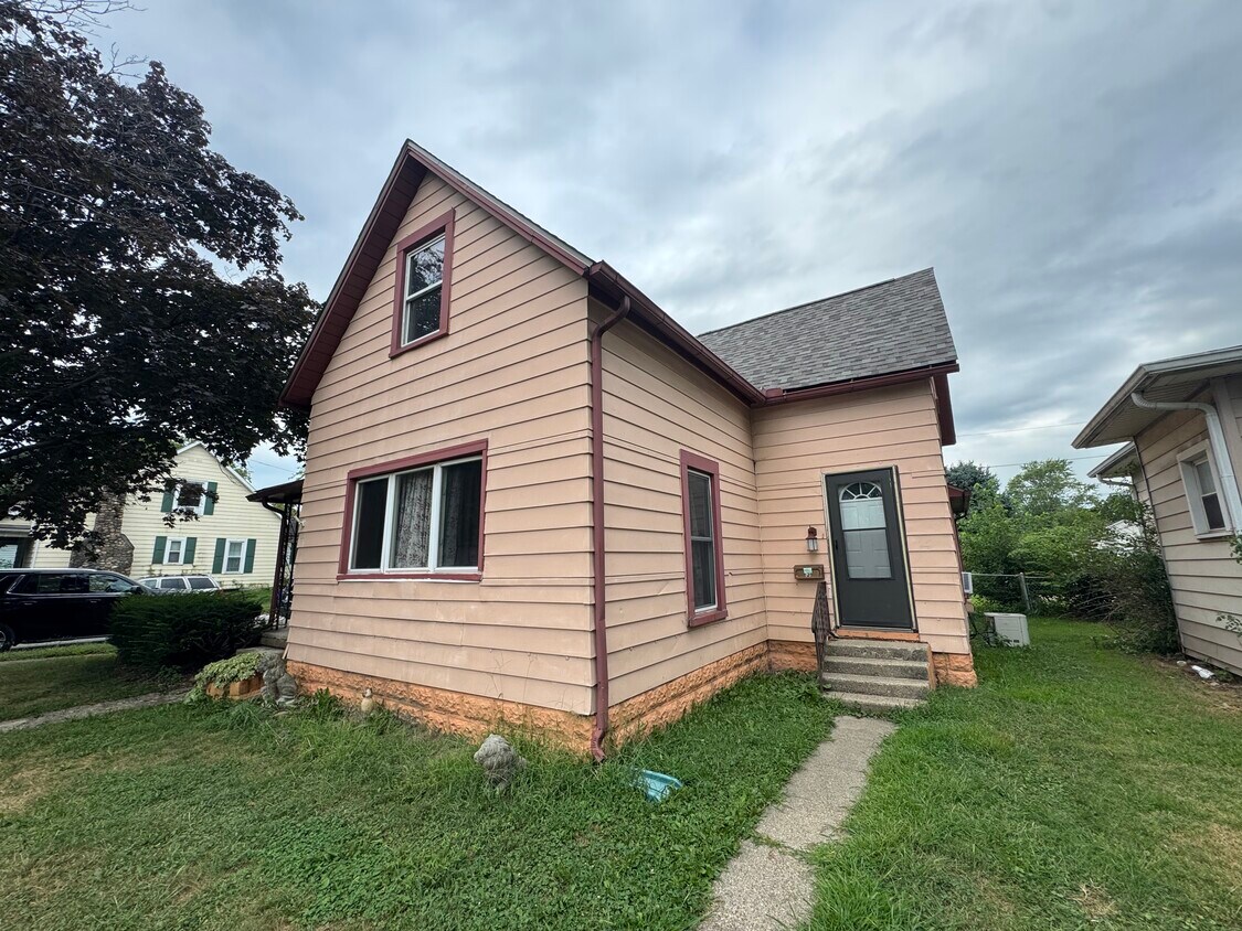 Foto principal - 1323 S Webster St