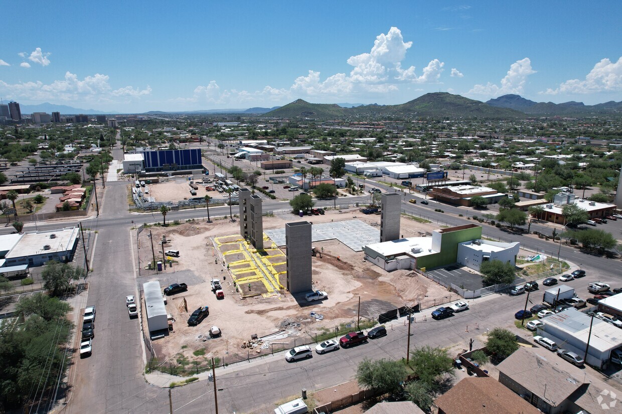 Primary Photo - The Gateway Apartments