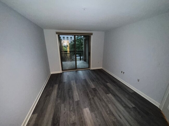 Building Photo - Updated 1BR Condo with Parking Near Virgin...