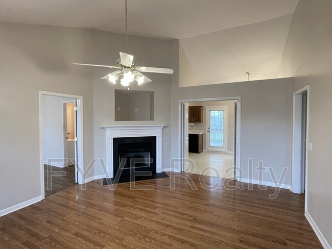 Building Photo - 510 Summit Way