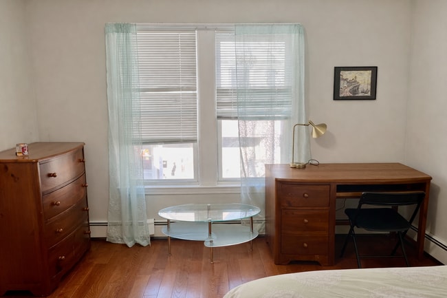 full-sized dresser - 14 Shawmut Ter