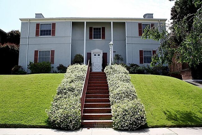 Building Photo - 826 S Plymouth Blvd