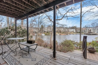 Building Photo - 2028 Upper Lake Dr