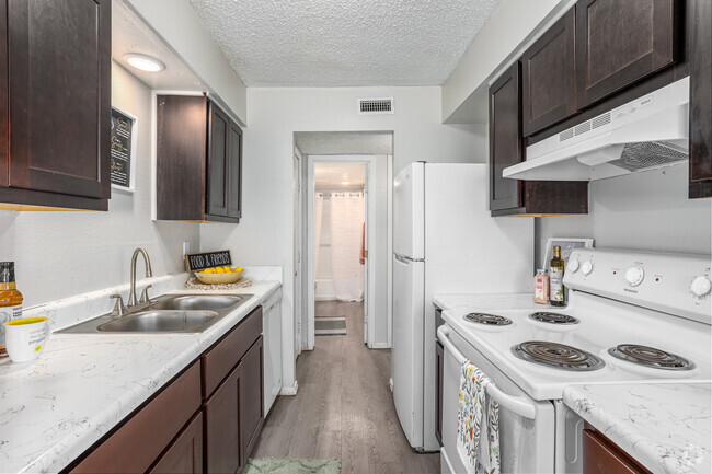 1BR, 1BA - 850SF - Kitchen - Highland Oaks Apartments