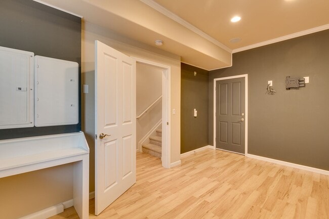 Building Photo - Luxury Mountlake Terrace Townhome with Garage