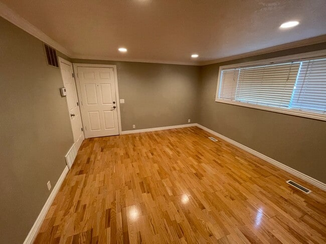 Photo - 1122 S Lk St Apartment