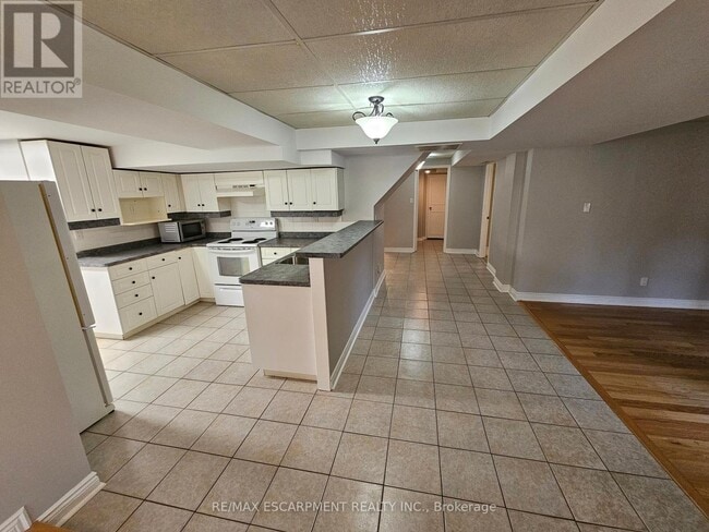 Building Photo - 2173 Charnwood Dr