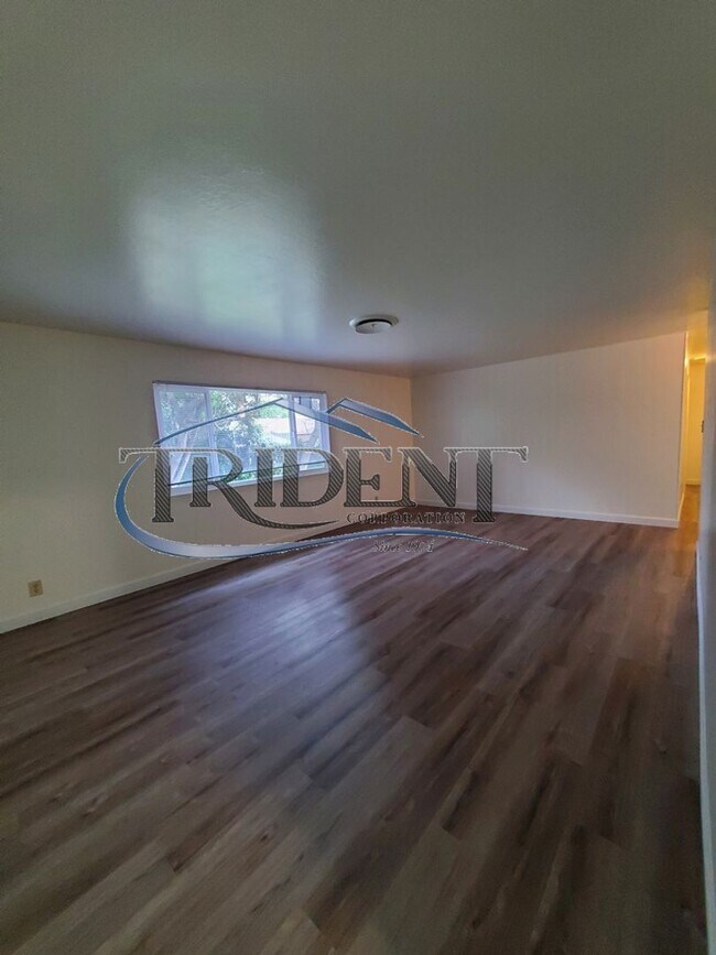 Building Photo - Cute 3 bedroom, 1 ½ bath house