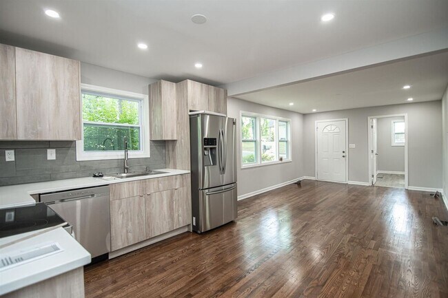 Building Photo - 537 Trabert Ave NW
