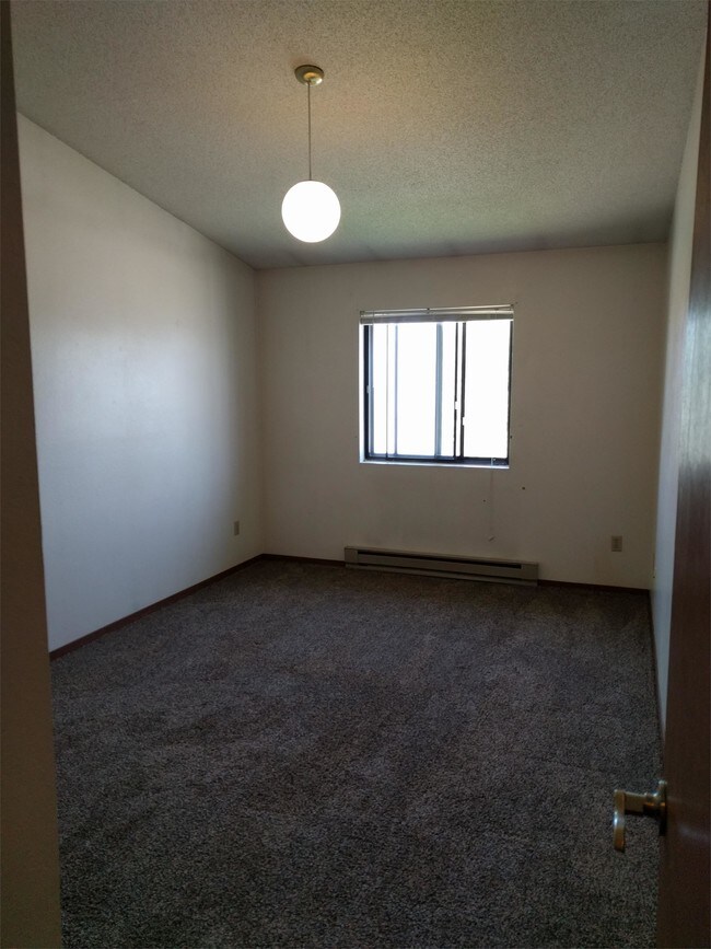 Building Photo - 402 Village Dr