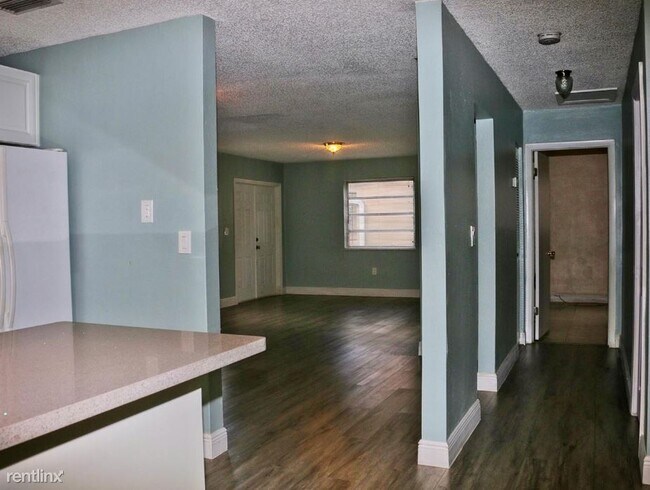 Building Photo - 3 br, 2 bath  - 6250 SW 21st St