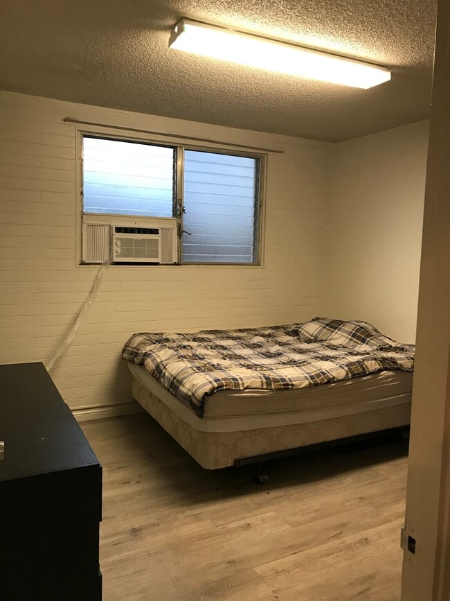 Newly painted Bedroom with AC - 2024 Waiola St