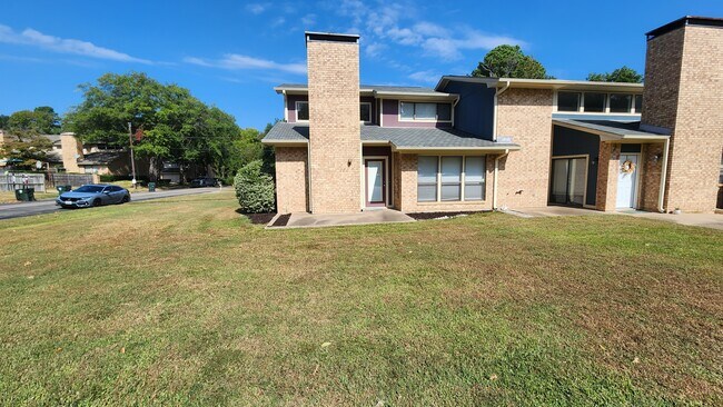 Foto del edificio - 2320 Aberdeen Dr