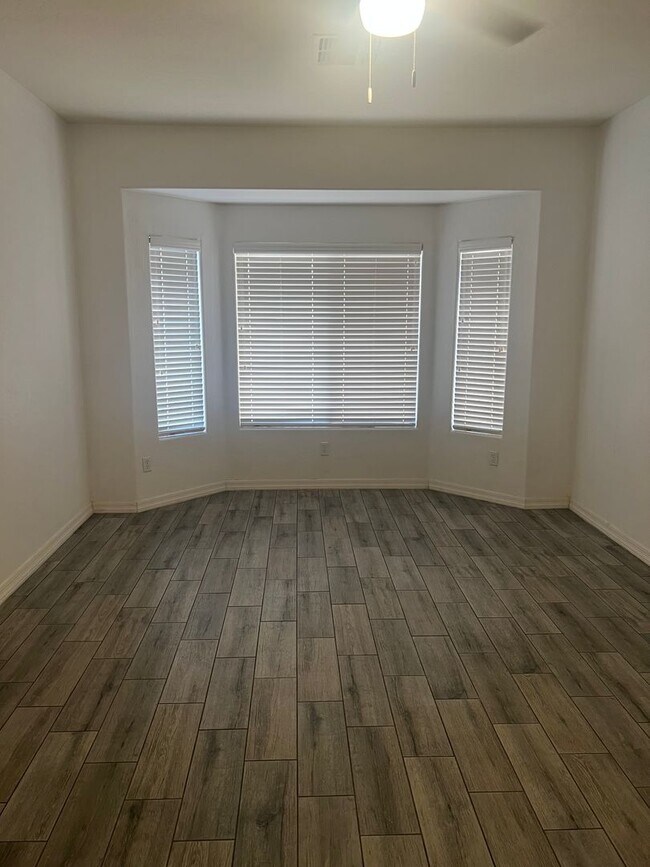 Building Photo - 4 BEDROOM ON CORNER LOT IN GOODYEAR