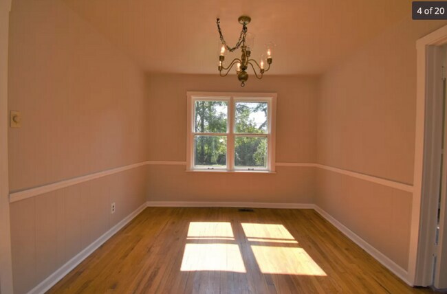 Building Photo - 4 bed/3.5 bath, half acre lot, 100 yards f...