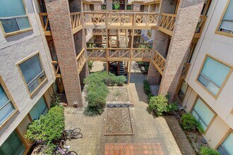 Building Photo - 806 W 24th St