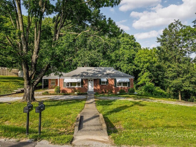 Building Photo - **UPDATED 3-BEDROOM DUPLEX WITH ATTACHED G...