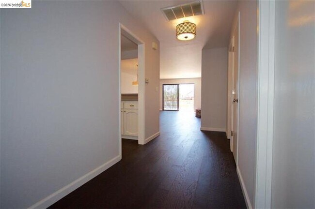 Foto del edificio - 2063 Sand Point Rd