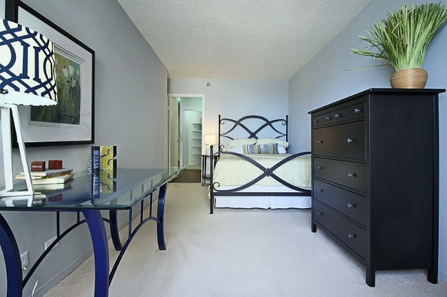 Building Photo - 445 N Peshtigo Ct