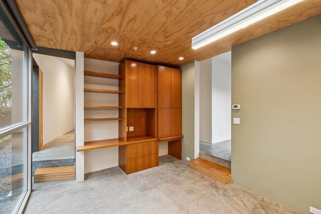 Building Photo - Modern Architectural One-Bedroom Available in Prime Palo Alto Location