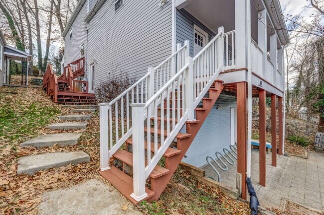 Foto del edificio - 3 Bedroom Duplex Minutes from UVA & Medical Center – $2,200/mo