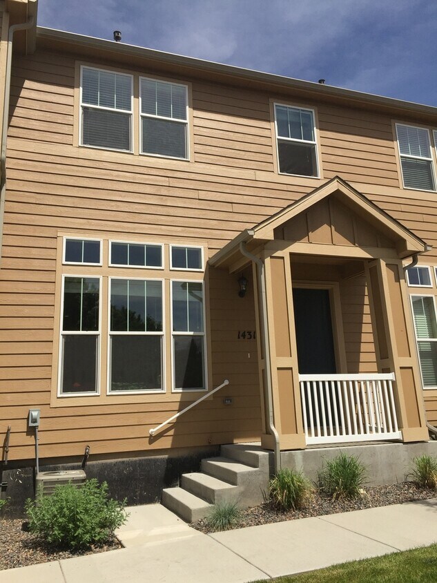 Foto principal - No Yard to Maintain in this 3 Bedroom Town...