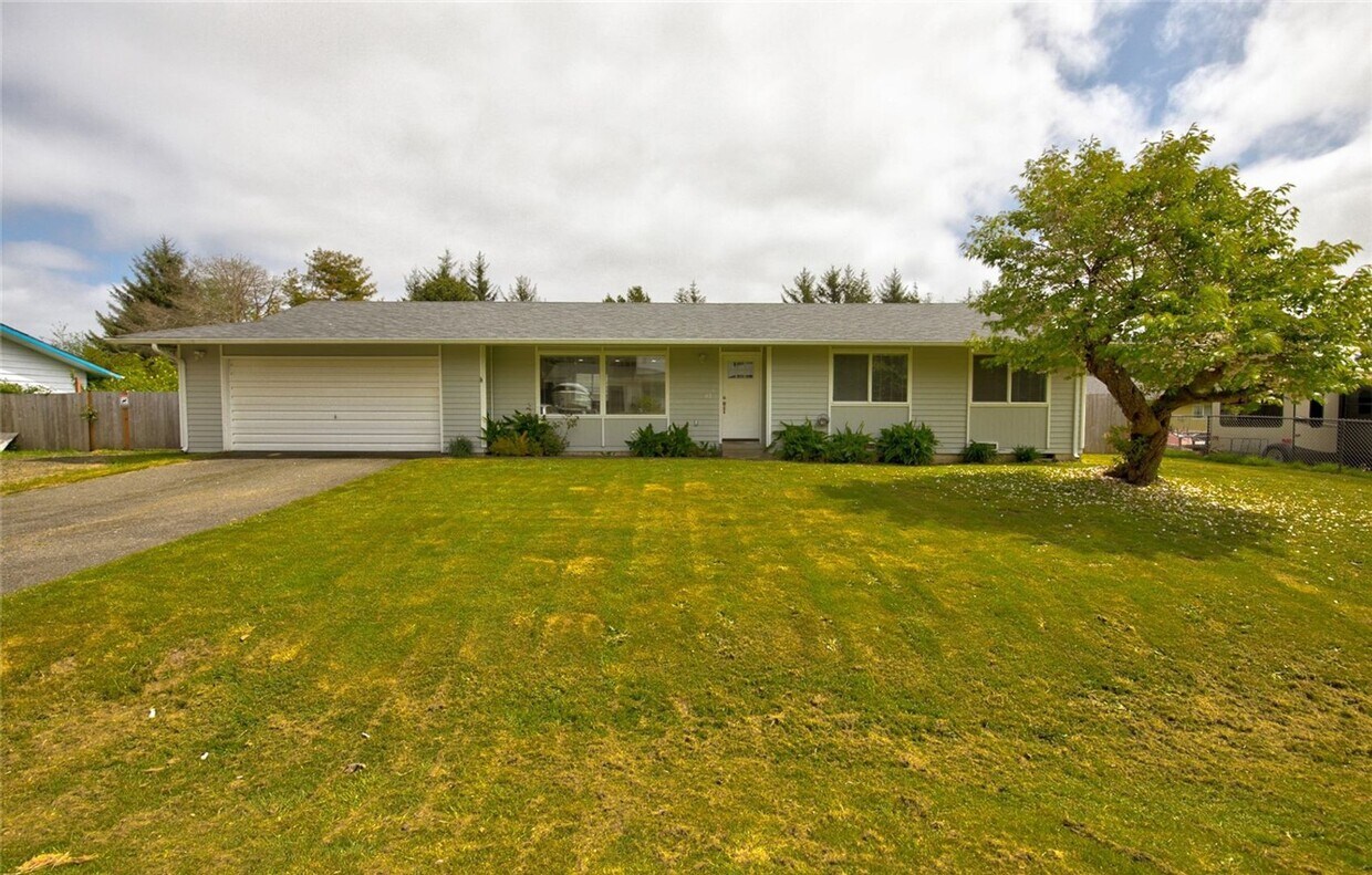 Foto principal - Like New Modern 3 BD, 2 BA Home with Garage