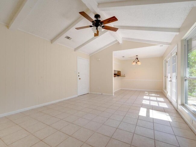 Building Photo - 907 E Live Oak St