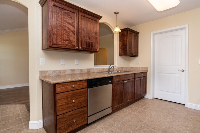 Building Photo - Rogers Home