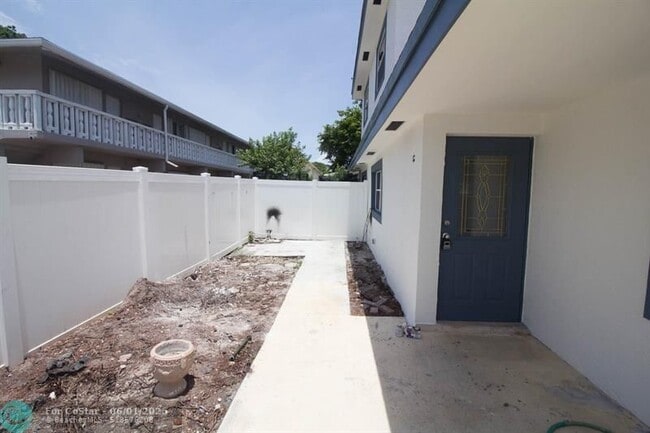 Building Photo - 1109 Pine Dr