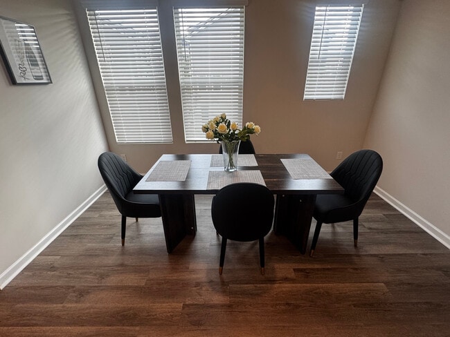 Foto del edificio - Room in Townhome on Chestnut Trce