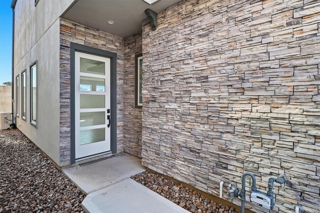 Building Photo - 2927 El Fenice Ln