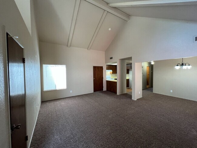 Foto del edificio - Floyd Ave - Duplex