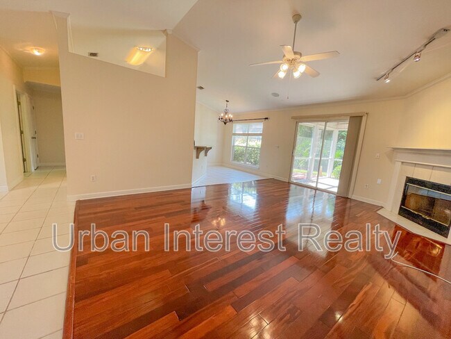 Foto del edificio - 4041 Broken Arrow Ct