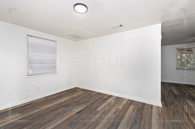 Building Photo - Updated Brick 3 Bed 1 Bath Home with Huge Yard on Quiet Street!