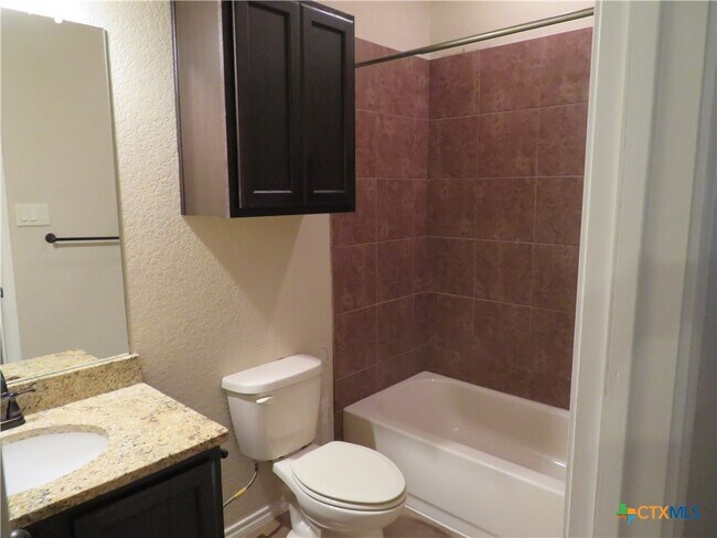 Foto del edificio - 734 Saengerhalle Rd