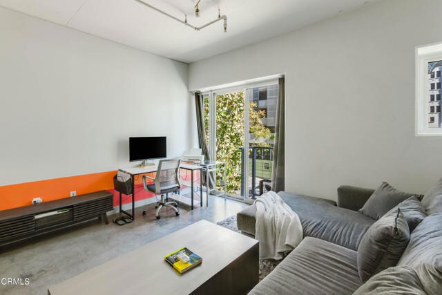 Foto del edificio - 645 W 9th St