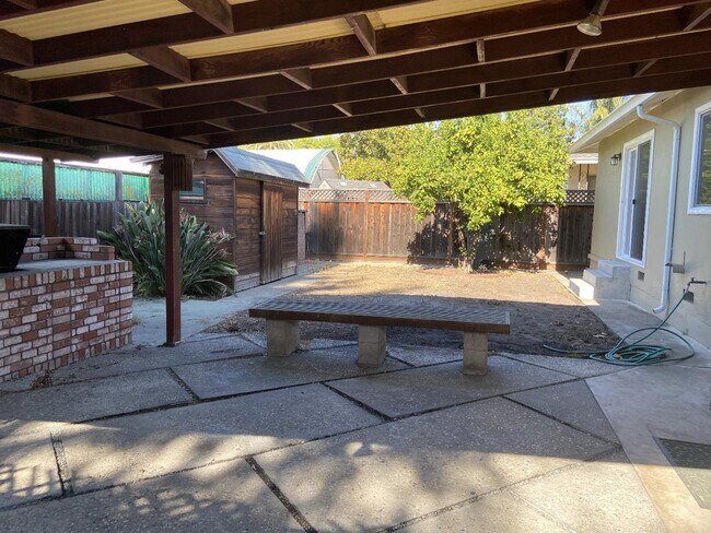 Foto del edificio - 1552 Roosevelt Ave