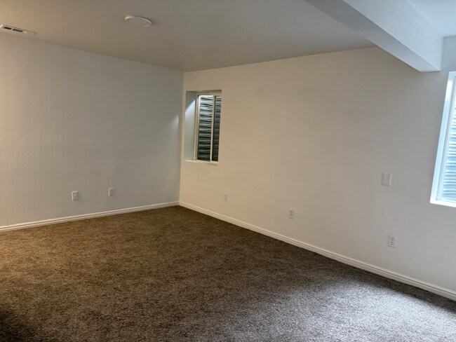 Building Photo - 799 Country Club Dr