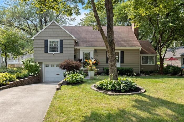 Primary Photo - Gorgeous updated 2 bed/2 bath PV charmer