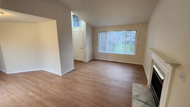 Foto del edificio - Remodeled 3 Bd Home W/ Washer & Dryer Hook-ups, Large Fenced Backyard, Gas Fireplace & 2 Car Garage!