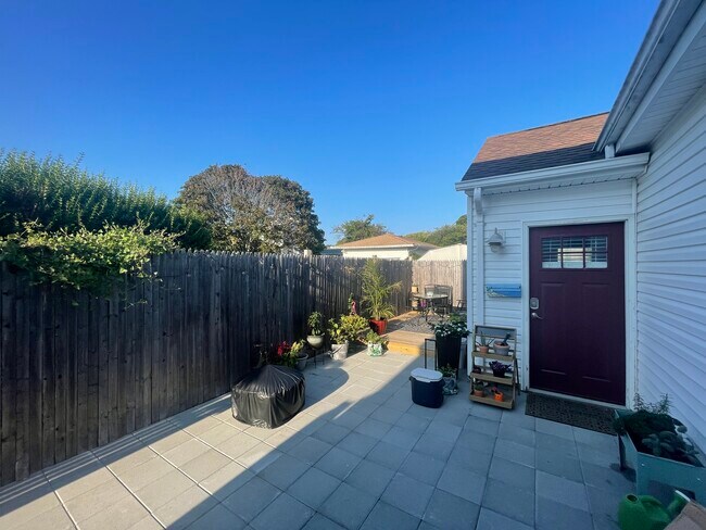 Private fenced in yard and deck - 79 Grandview Dr